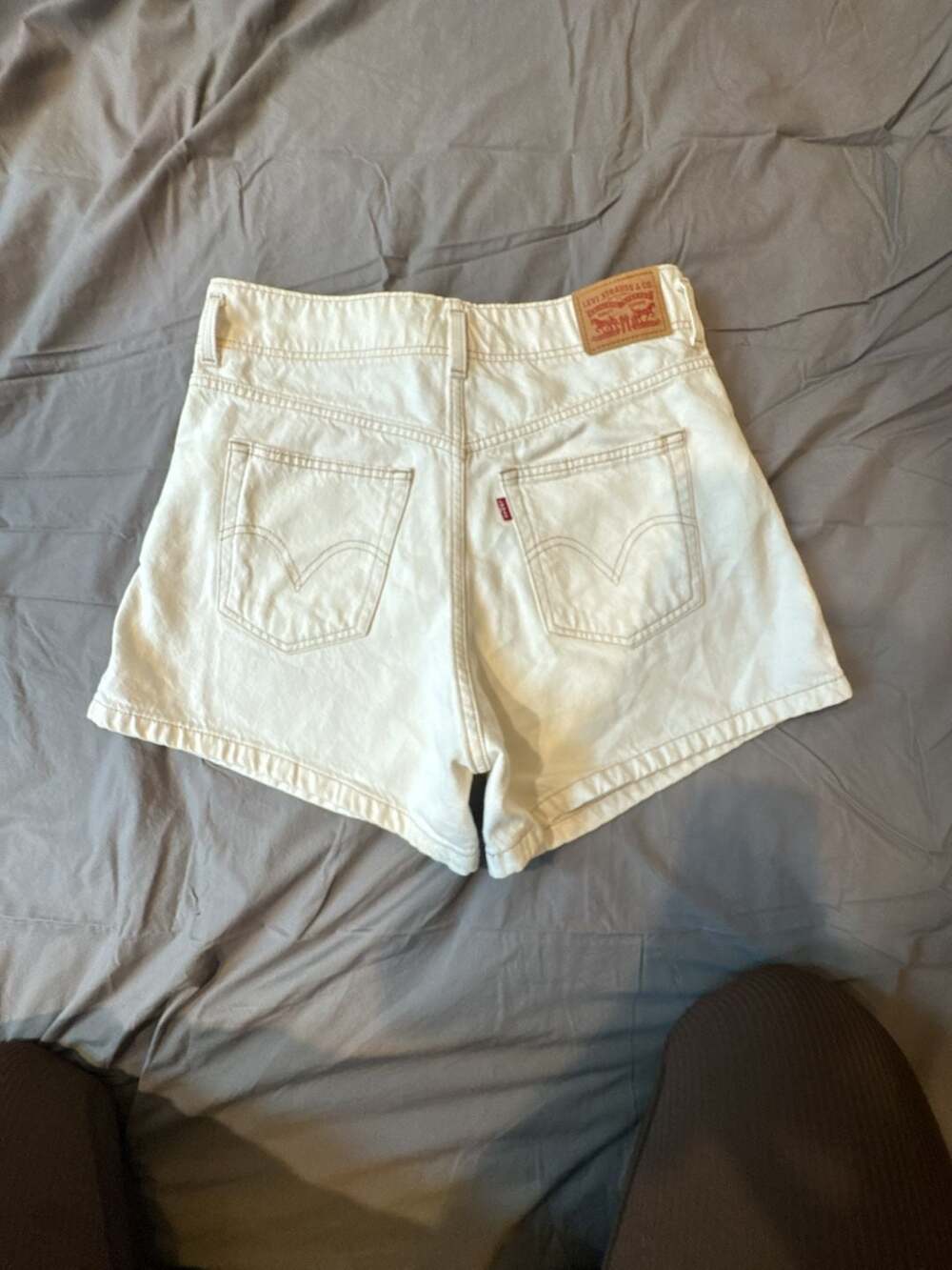 Levi's Women's High Waist Mom Short Contrast Stitch, Ecru Ethos - .com